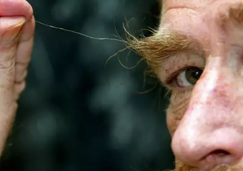 Şi-a vândut sprâcenele pentru 1.600 de $