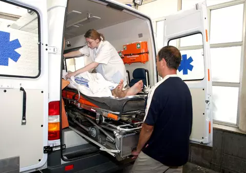 S-a îmbătat, a căzut de la etajul 4 şi a supravieţuit 