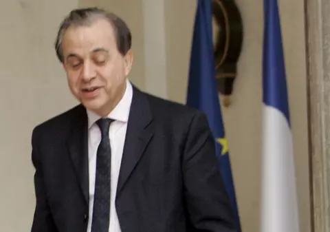 Membru al guvernului francez determinat de Sarkozy să-şi recunoască homosexualitatea