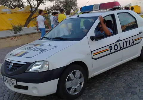 A scăpat dintr-un accident, dar a murit în maşina poliţiei