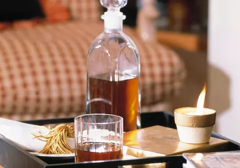 Sticla de whisky i-a salvat viaţa