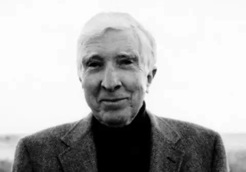 A murit scriitorul american John Updike