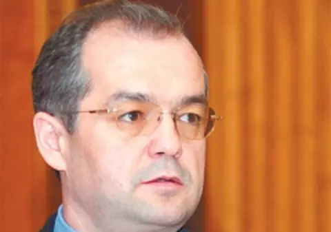 Boc o dă pe cântece: "Puşca şi cureaua lată, ce sporuri aveaţi odată!"