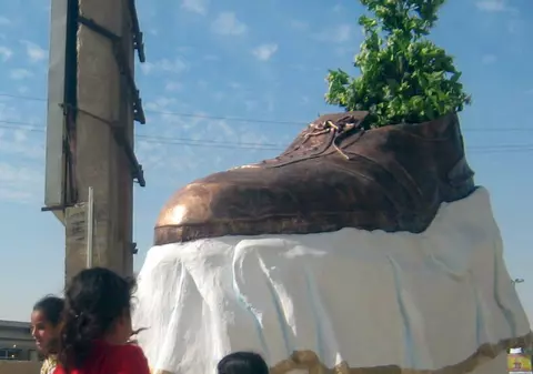 Au dărâmat pantoful lui Bush!