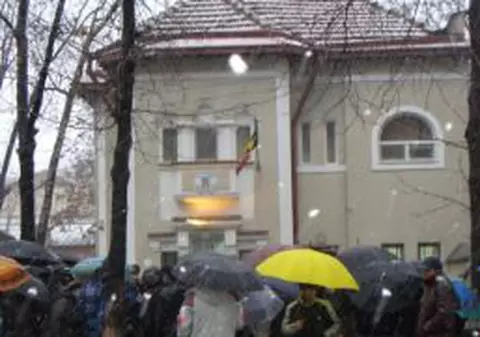 Basarabenii trec Prutul să-şi ia pensia din România