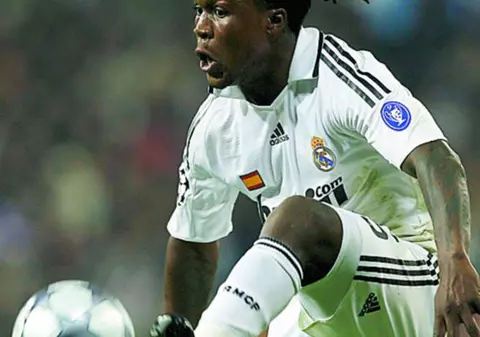 Drenthe lasă fotbalul pentru muzică. Se face rapper