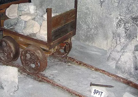 Scoteau sarea din mine cu ciocanul şi şpiţul