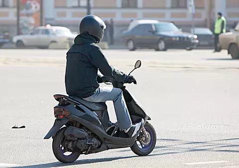 Jefuiau în timp ce mergeau cu scuterul