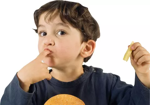 Feriţi copiii de fast-food!