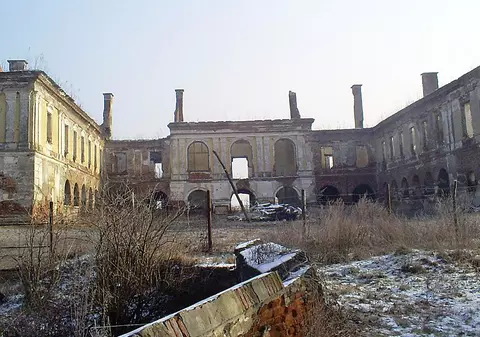 Au scos la vânzare un castel blestemat