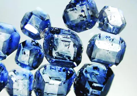 Un britanic se va căsători cu iubita transformată în diamant