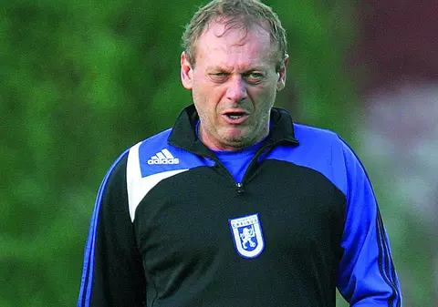 «Jucam fotbal pe bani cu lăutarii»