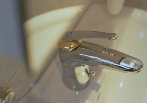 A ajuns la spital cu robinetul în ochi