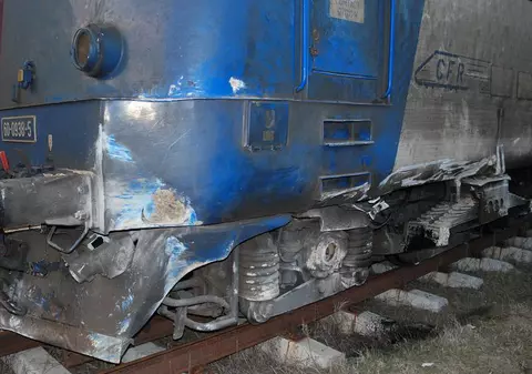 Locomotiva lovită în urma unor caderi de stâncă pe Valea Oltului