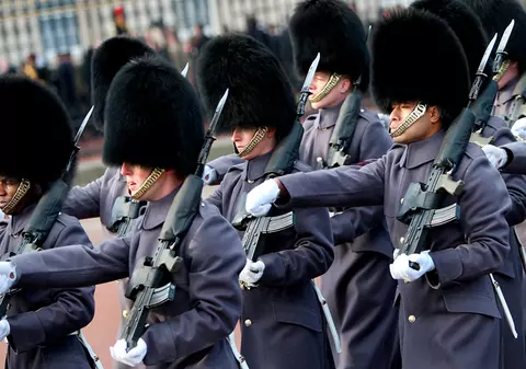 Un român a băgat spaima în gărzile reginei Marii Britanii