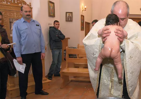 Şi-a botezat fetiţa în închisoare