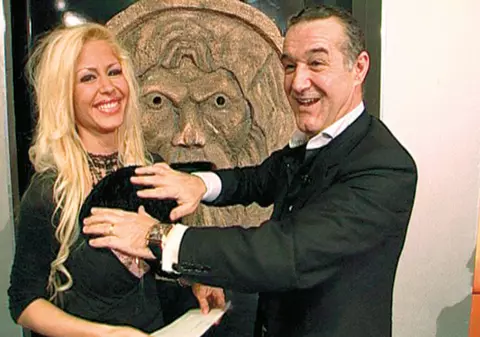 Gigi i-a acoperit decolteul asistentei lui Capatos 