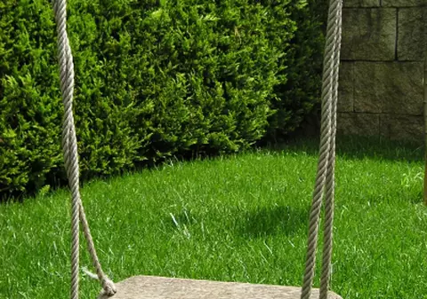 O femeie de 40 de ani a fost amendată pentru că se dădea în leagăn