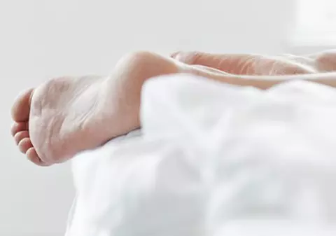 Expulzat din facultate pentru că îi miroseau picioarele