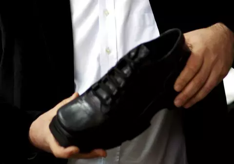 Cazul Bush la indigo: premierul chinez atacat cu un pantof în Anglia