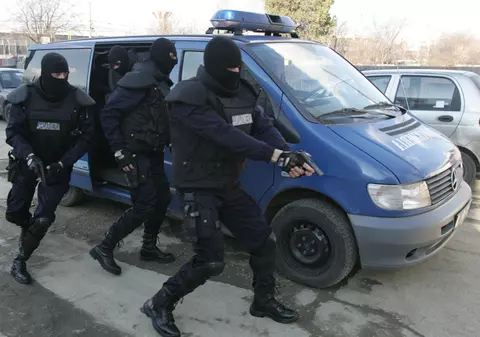 Interlopii care s-au bătut cu mascaţii la Baia Mare au fost lăsaţi liberi!