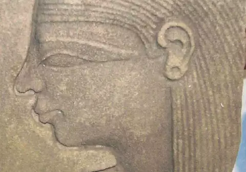 Avea un vas egiptean vechi de 3 000 de ani în grădină