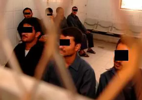 Americanii eliberează zeci de deţinuţi din închisorile irakiene