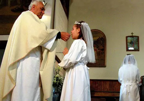 Un preot le dă bani părinţilor care aleg nume tradiţionale pentru copiii lor