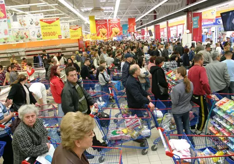 Vest-europenii aleg produse ieftine, est-europenii cumpără mult şi scump  pe timp de criză