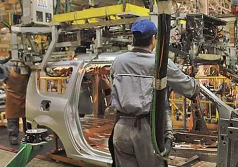 Dacia reia luni producţia, după a patra întrerupere