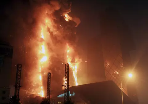 Un hotel de lux a luat foc de la artificii 