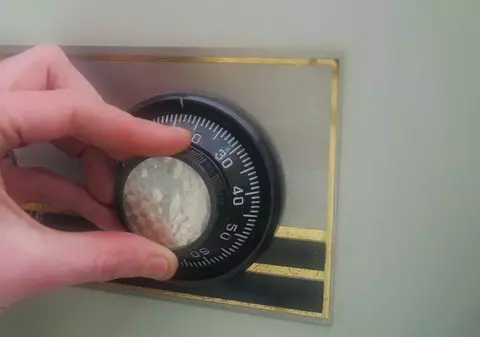 Au furat seiful unei primării după ce l-au bătut şi legat pe paznic