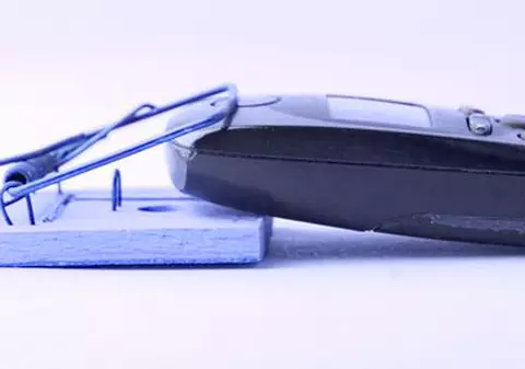A spart o maşină dar şi-a uitat telefonul la locul faptei