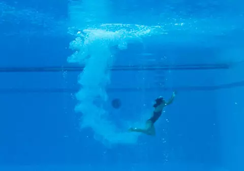 O fetiţă a supravieţuit aproape 20 de minute sub apă