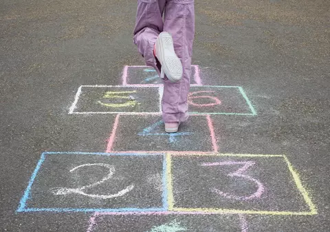 Şotronul, jocul preferat al părinţilor... de pe vremea când erau copii