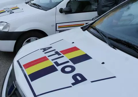 O elevă cu handicap locomotor, bătută de colegi rromi