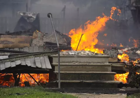 Şi-a dat foc la casă după ce a confundat frigiderul cu şemineul