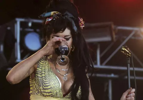 Amy Winehouse, internată de urgenţă