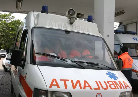 Grav bolnav, a căzut de la etajul şase al spitalului 