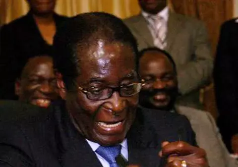 Țara arde, Mugabe se piaptănă...