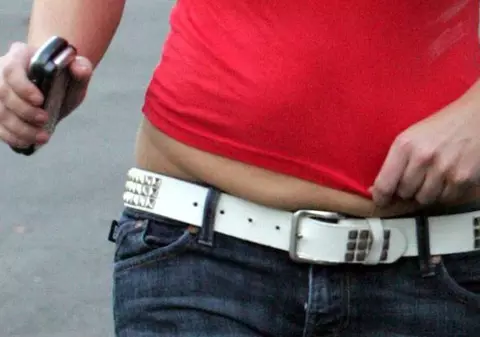 Grăsimea de pe abdomen le provoacă femeilor migrene