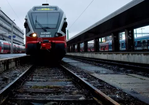 A născut pe calea ferată, cu câteva minute înainte să vină trenul