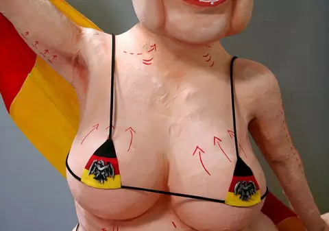 Angela Merkel, dezbrăcată la carnavalul Lunea Trandafirilor