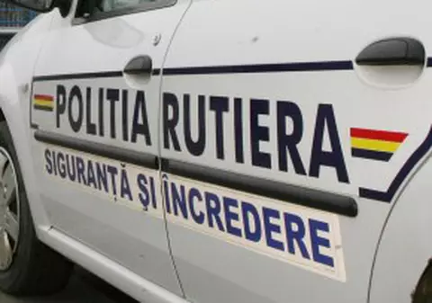 Un şofer băut tamponează maşina poliţiei