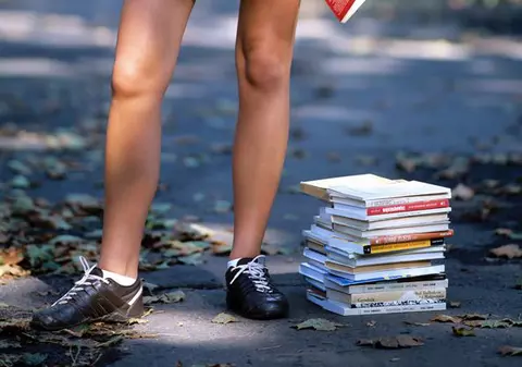 Obliga minore să se uite la organul său genital