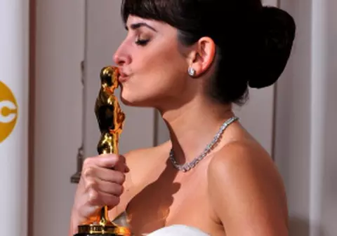Penelope Cruz doarme cu Oscarul în pat