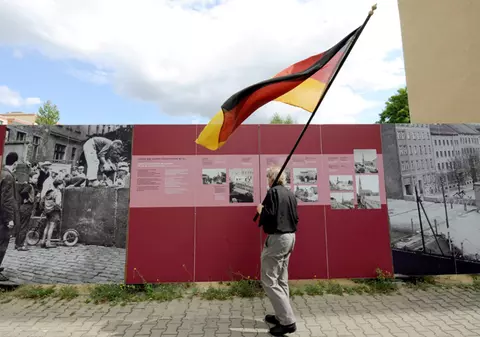 Turiştii pot cumpăra bucăţi din Zidul Berlinului