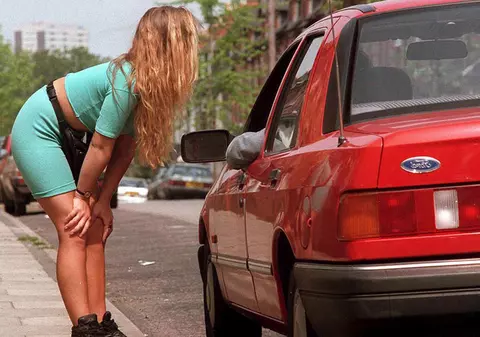 Criza le determină pe femei să se prostitueze