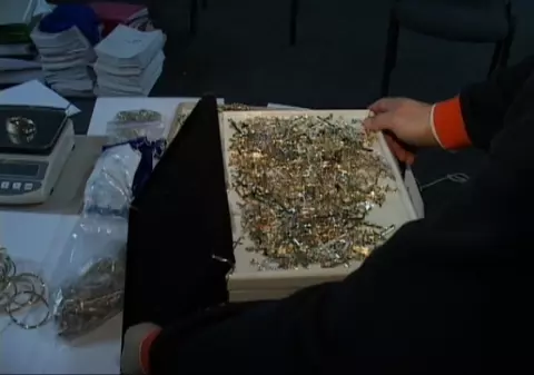Au găsit 15 kg de aur în maşina unui bărbat