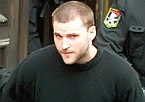 Passaris stă într-o celulă cu două rânduri de gratii